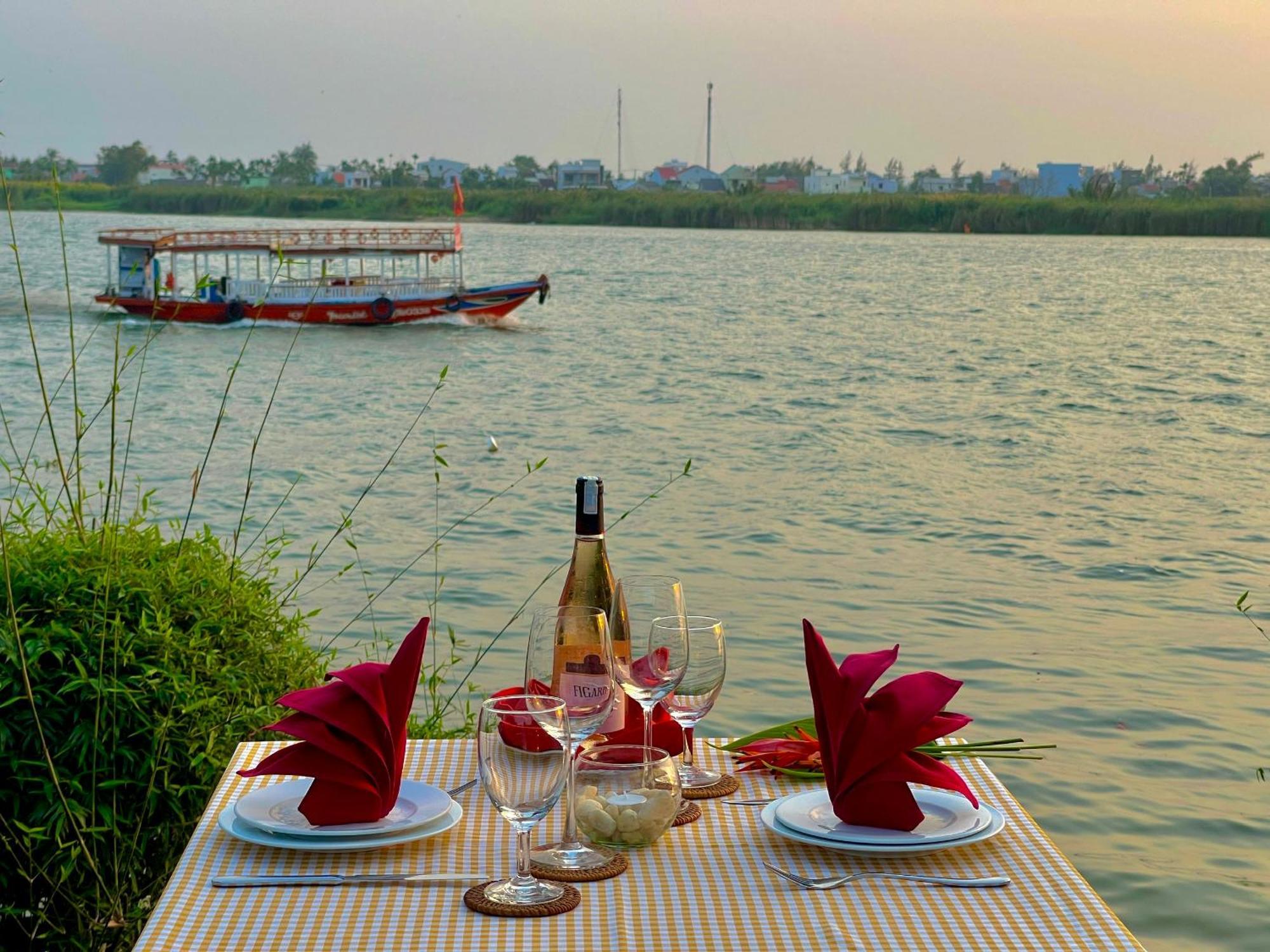 Bel Marina Hoi An Resort Dış mekan fotoğraf Sunset at the river