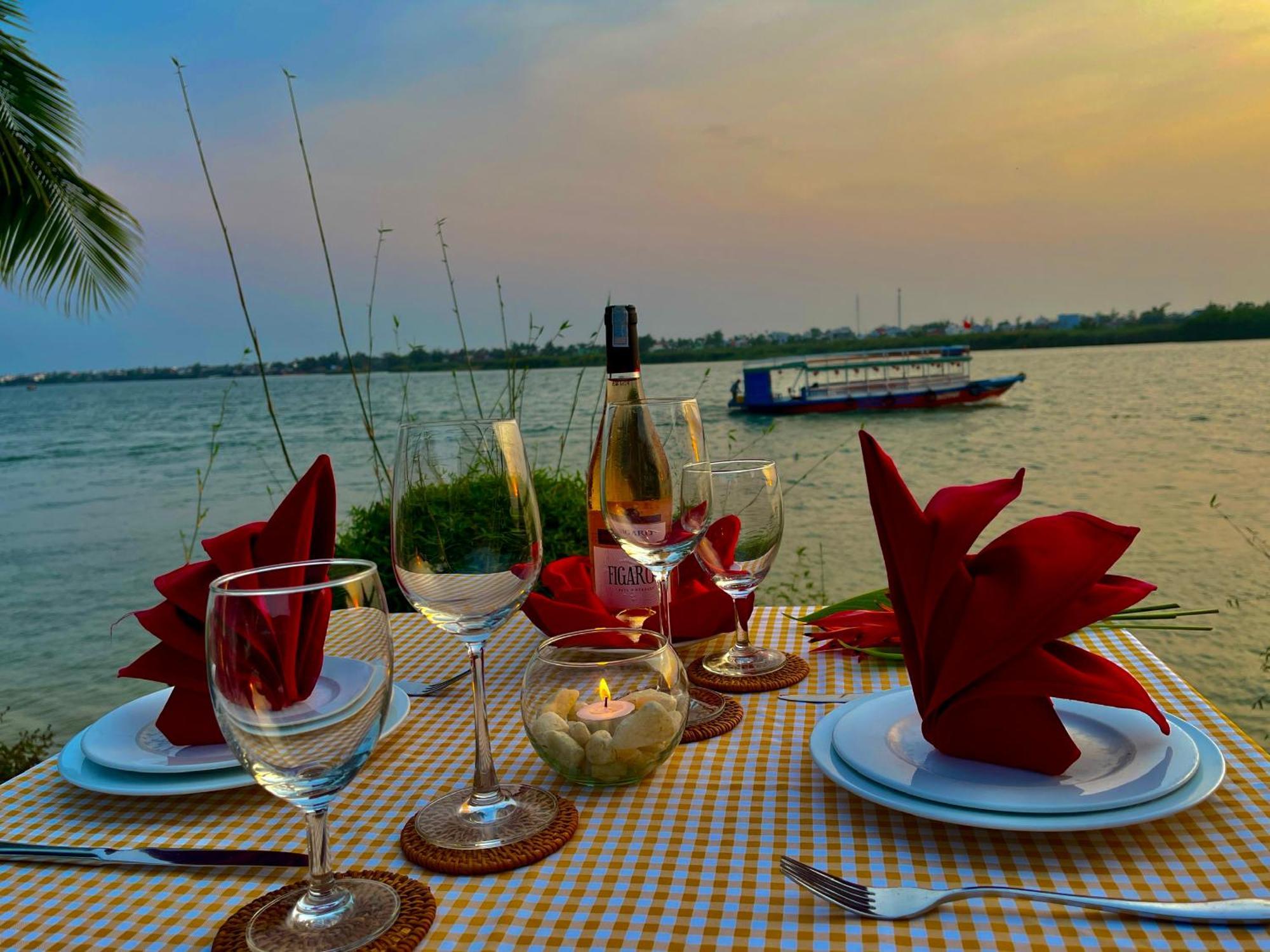 Bel Marina Hoi An Resort Dış mekan fotoğraf Sunset dinner at the beach