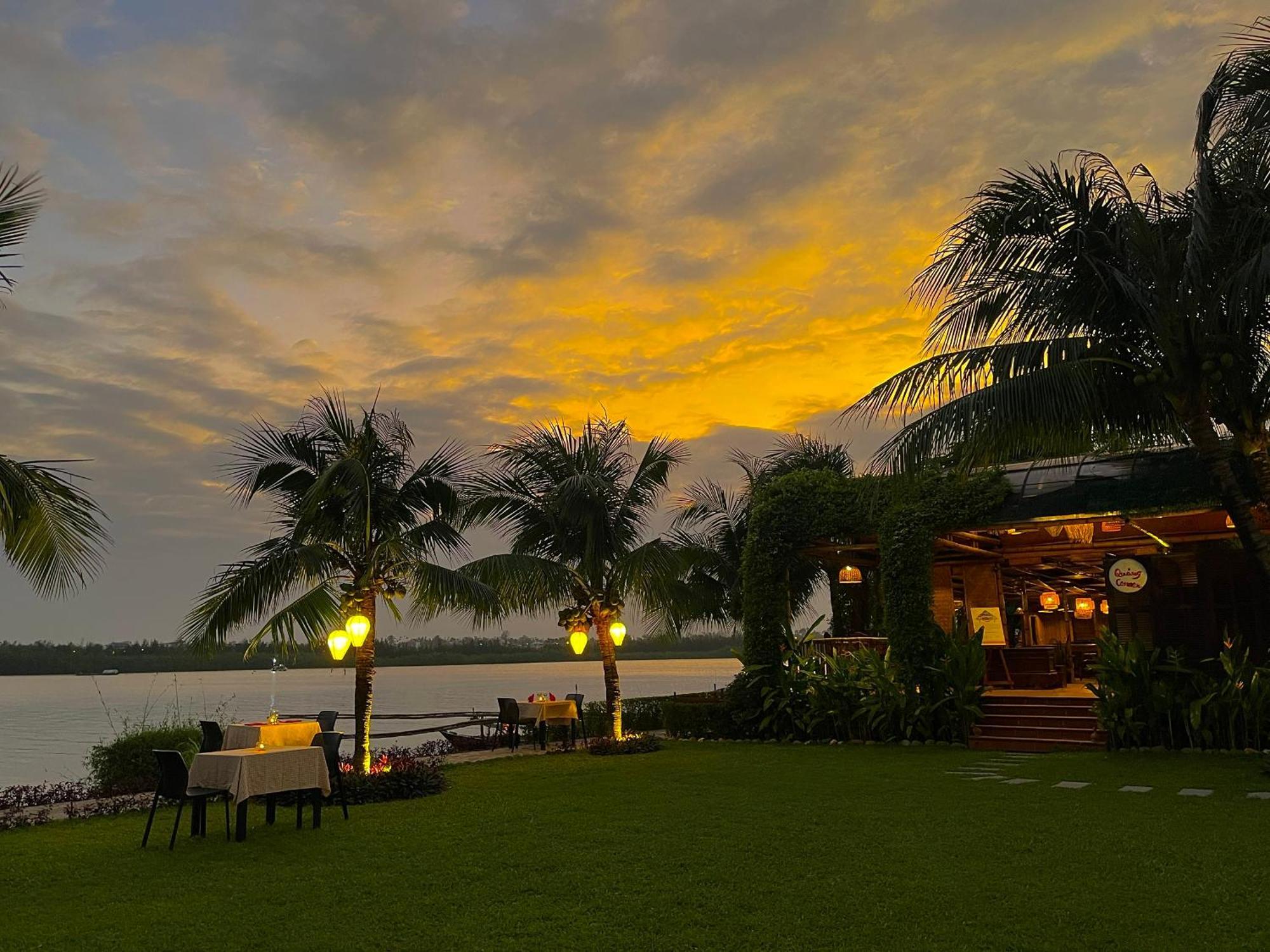 Bel Marina Hoi An Resort Dış mekan fotoğraf Sunset at the Riverview Bar