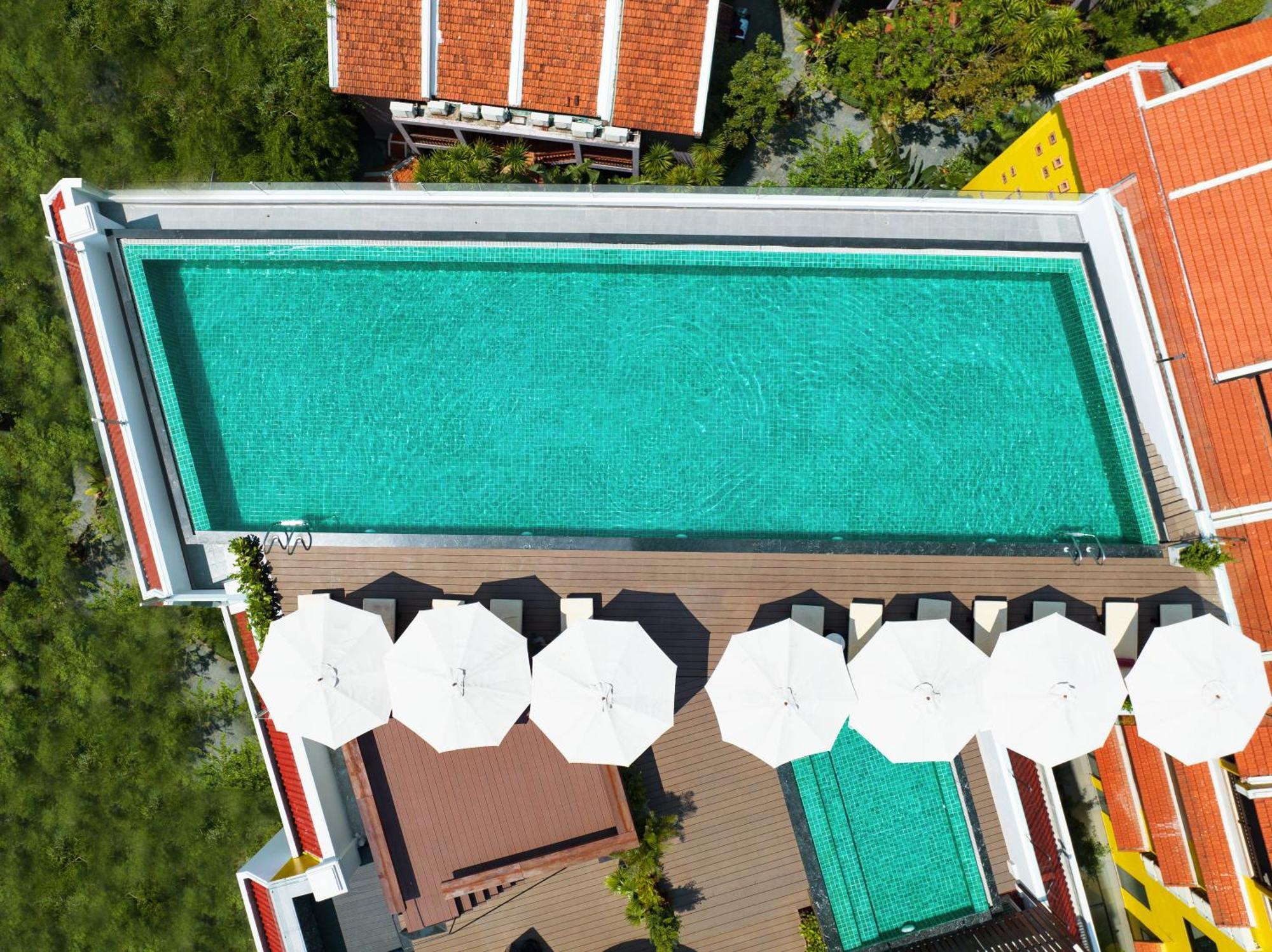Bel Marina Hoi An Resort Dış mekan fotoğraf Aerial view of a rooftop pool