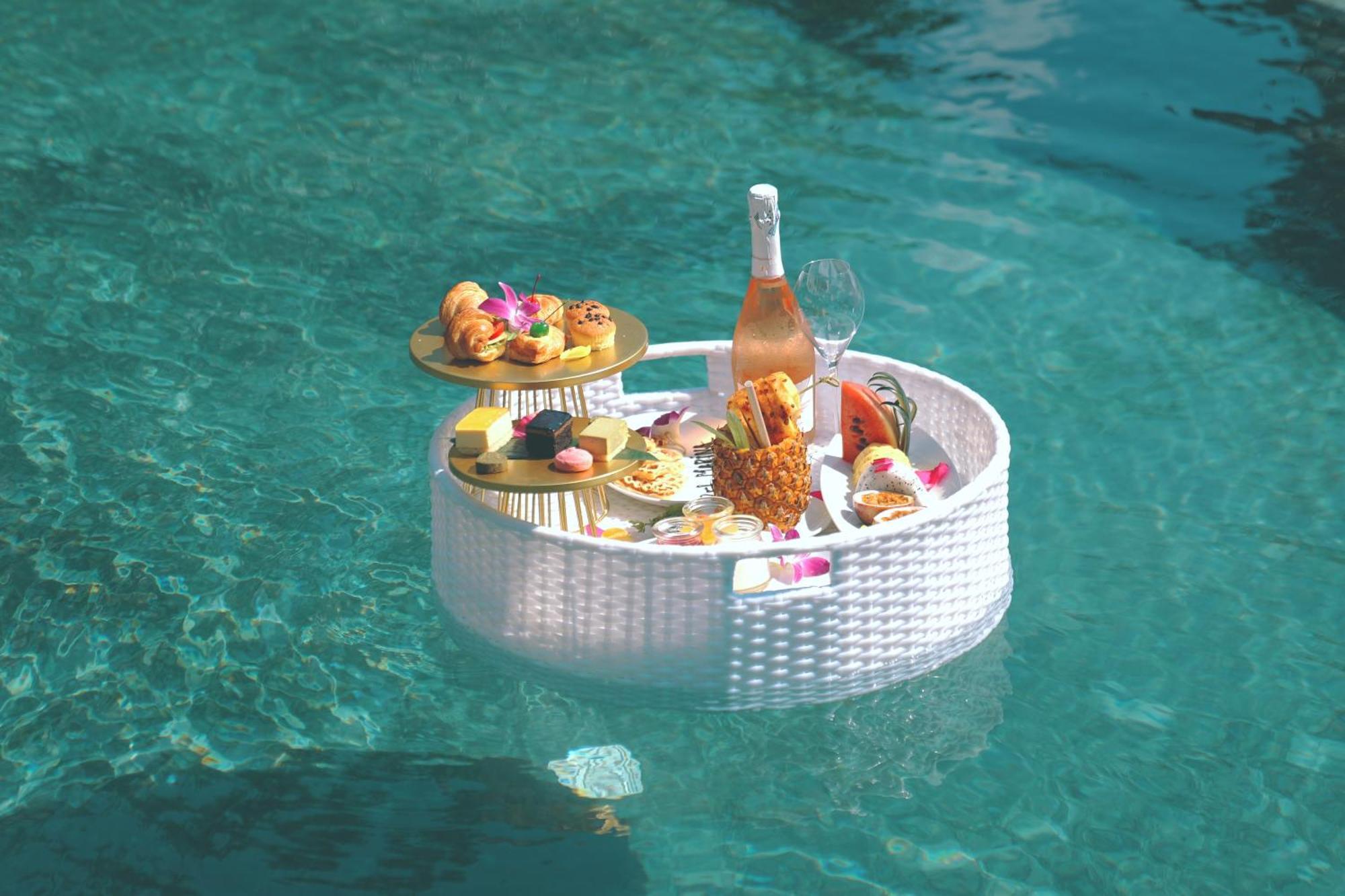 Bel Marina Hoi An Resort Dış mekan fotoğraf A floating poolside bar